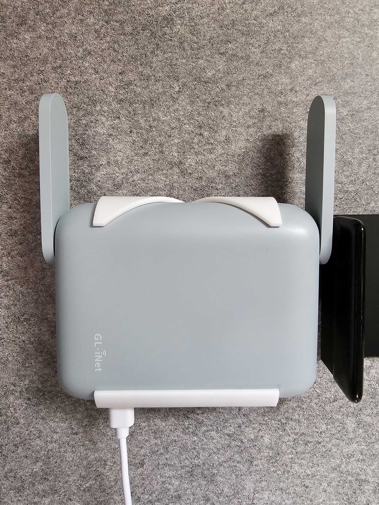 GL.iNet GL-MT3000 Router in der Halterung im Wohnmobil