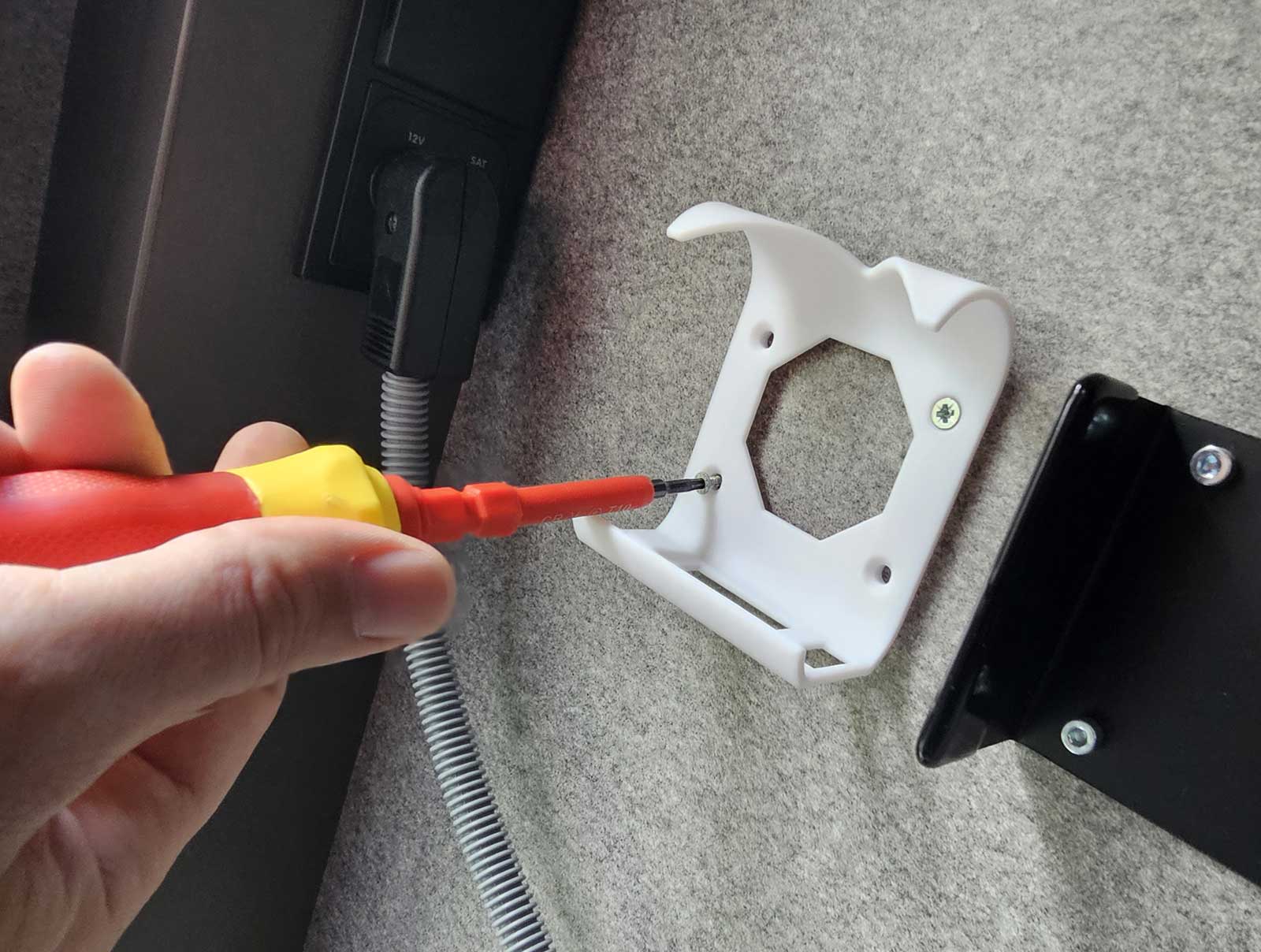 Montage des GL.iNet WLAN-Routers hinter dem Fernseher im Wohnmobil